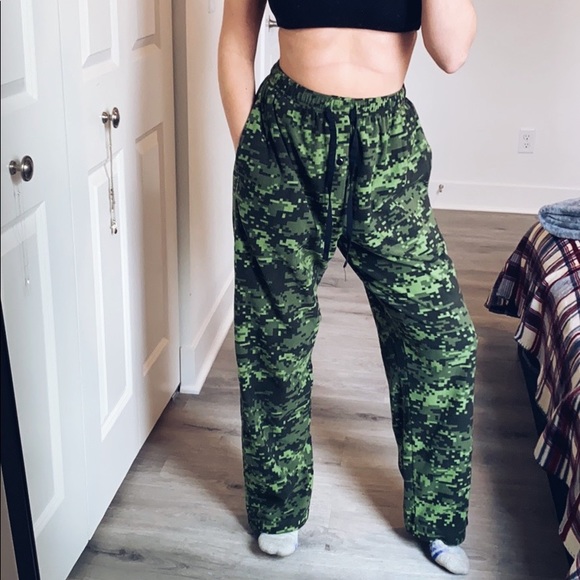 Cabela's Pants - Cabela’s camo sweatpants
